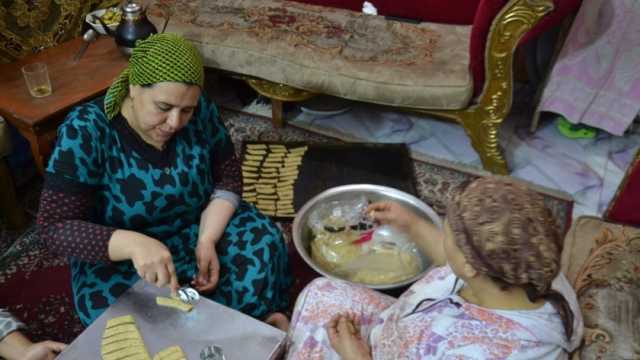 «قعدات الستات» مليئة بالعجين والمناقيش.. «فرحة العيد يا كحك البيت»