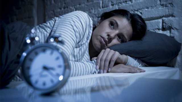 هل الاستيقاظ في منتصف الليل أمرا طبيعيا؟.. حالة واحدة تسبب القلق