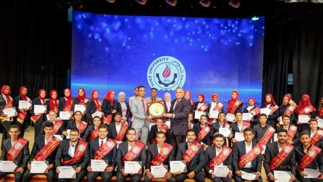 رئيس جامعة السويس يكرم أسرة «طلاب من أجل مصر»