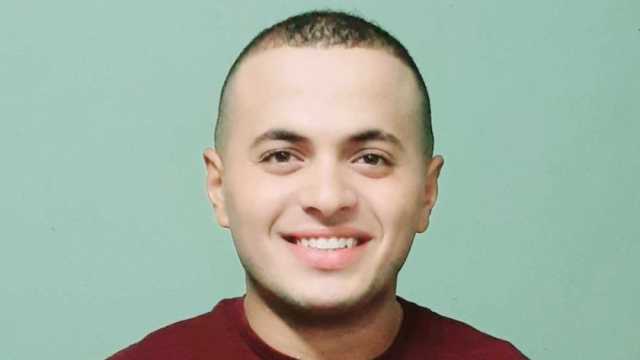 «محمد» يحول أسلاك الكهرباء والدقيق إلى بورتريهات.. محاسب بدرجة فنان (صور)