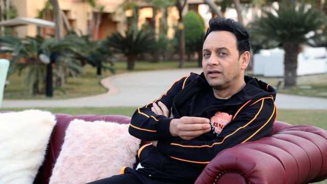 موقف إنساني للفنان مصطفى قمر مع بائع فاكهة في وصلة دهشور