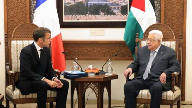 ماكرون يلتقي محمود عباس لبحث تطورات الأوضاع في فلسطين