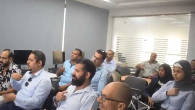 دورة تدريبية لتعليم لغة الإشارة بمكاتب بريد في الغردقة