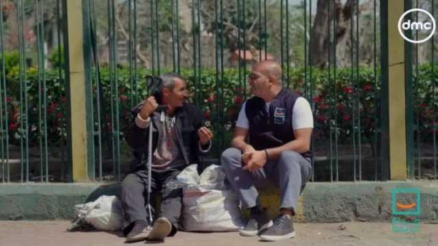 مؤسسة حياة كريمة تكرم بائعا متجولا يقف بعكازه لسداد ديونه