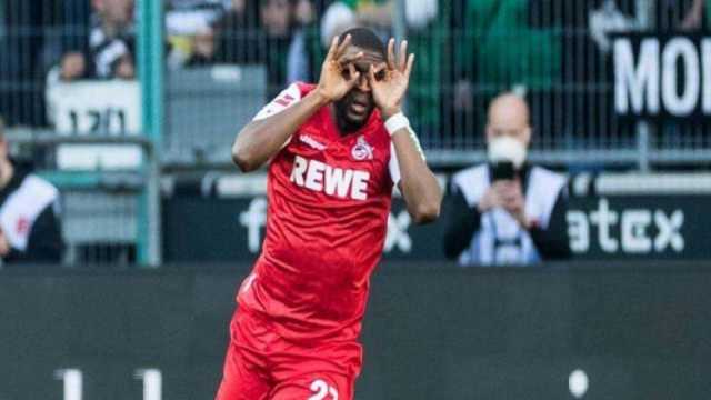 يبكي ويوزع القهوة.. أغرب احتفالات صفقة الأهلي الجديدة «فيديو»