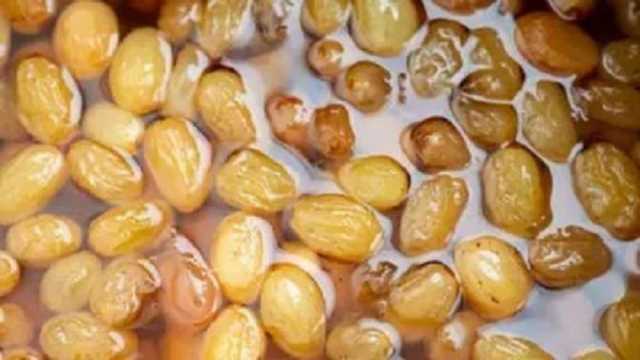 منها دعم صحة القلب وإنقاص الوزن.. 11 فائدة صحية لماء الزبيب