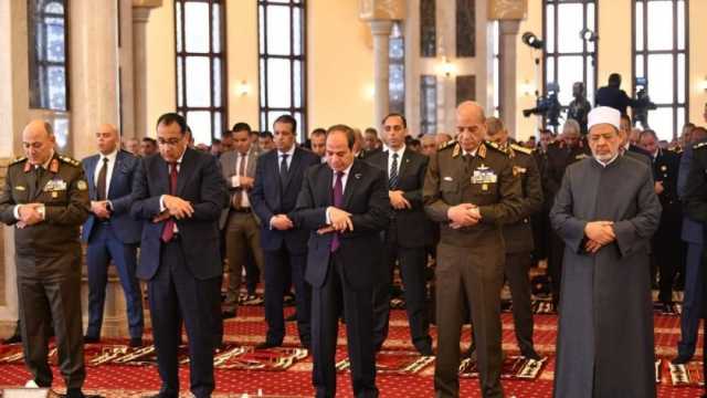 الرئيس السيسي يلتقي عددا من كبار قادة القوات المسلحة عقب أداء صلاة الجمعة بمسجد المشير