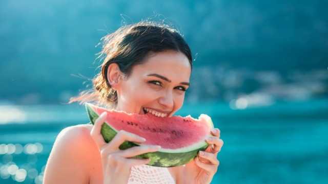 لماذ لا يجب شرب الماء بعد تناول البطيخ مباشرة؟.. أضرار غير متوقعة