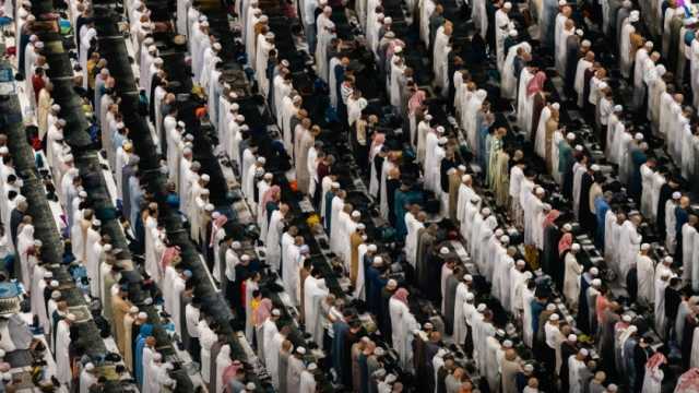 مشاهد من صلاة الجمعة في المسجد الحرام: تحروا ليلة القدر (فيديو)