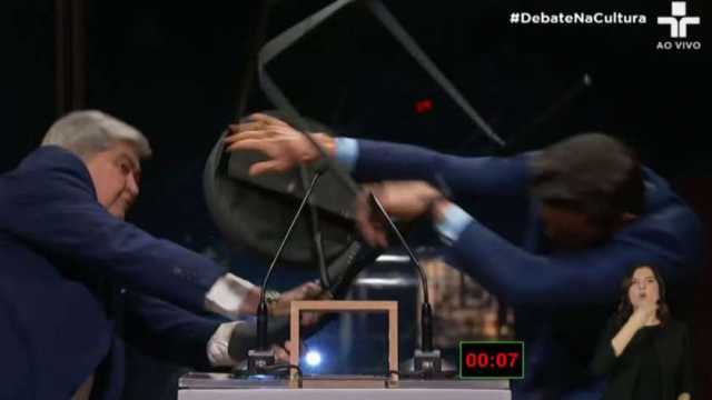 مرشح لرئاسة بلدية ساو باولو يرمي كرسيا على خصمه خلال مناظرة تلفزيونية