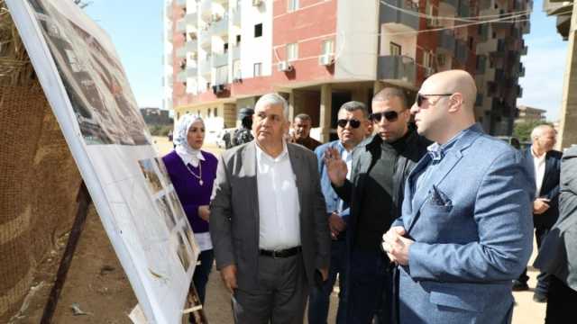 محافظ بني سويف يتفقد خطة الرصف لفتح محاور مرورية جديدة