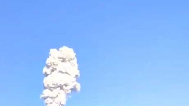 في قلب النار.. شباب يخوضون مباراة كرة قدم بجانب بركان غاضب بإندونيسيا