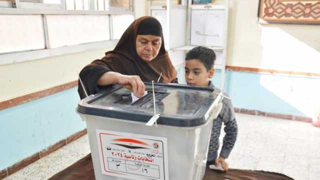 «صدفة تعيد البهجة لقلبها».. أم شهيد تصوت داخل لجنة باسم ابنها في الغربية