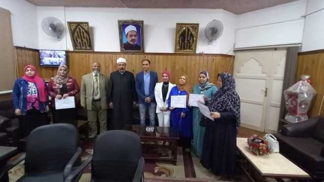 رئيس منطقة سوهاج الأزهرية يكرم المشاركين بالمعرض الفني الأول في الصعيد