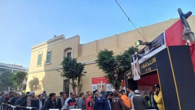 زغاريد وأغاني وطنية أمام باب لجنة محمد فريد في ثاني أيام انتخابات الرئاسة