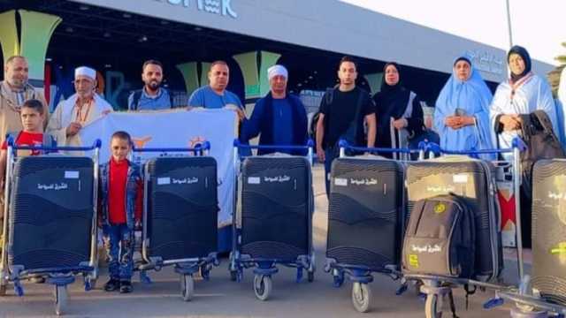 استقبال الحجاج المصريين بالتمر والشيكولاتة لدى وصولهم إلى الأراضي المقدسة