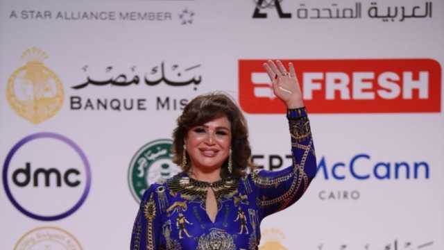 إطلالات الفنانين في افتتاح مهرجان القاهرة السينمائي.. إلهام شاهين بفستان أزرق