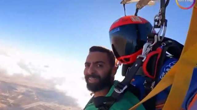 «أحمد» أحد لاعبي «سكاي دايفينج» في العلمين: «جمد قلبك» (فيديو)