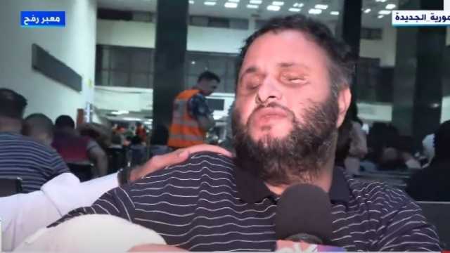 فلسطيني من ذوي الهمم مصاب بمعبر رفح: الاحتلال الإسرائيلي دمر منزلي وقتل ابنتي