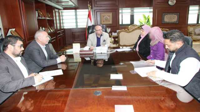 محافظ بني سويف يصرف مساعدة لإحدى السيدات بسبب ظروفها المادية الصعبة