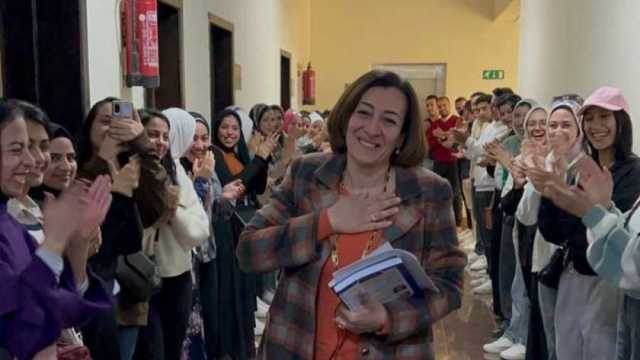 طلاب «إعلام بني سويف» ينظمون ممرا شرفيا تكريما لأستاذة بالكلية