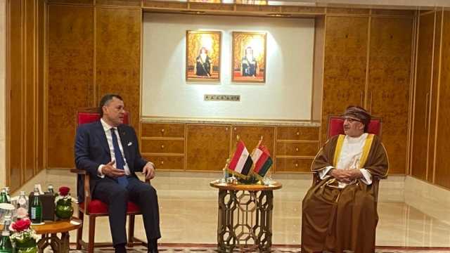 وزير السياحة يبحث آليات دعم التعاون المشترك مع نظيره العماني