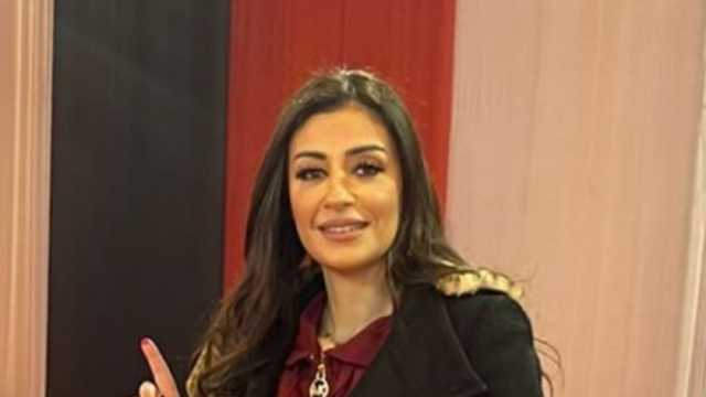 الإعلامية ريهام عياد تستجيب لطلب أحد متابعيها وتهاديه بنسخة من كتابها الجديد