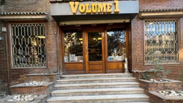 «الوطن» داخل مكتبة الأصدقاء بالمعادي.. هنا جلس نديم وصديقه عم جميل