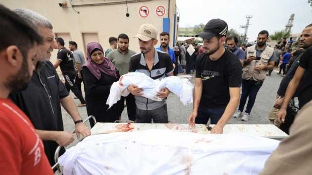 «وفا»: 100 شهيد ومئات المصابين جراء قصف الاحتلال لمنازل في غزة فجرا