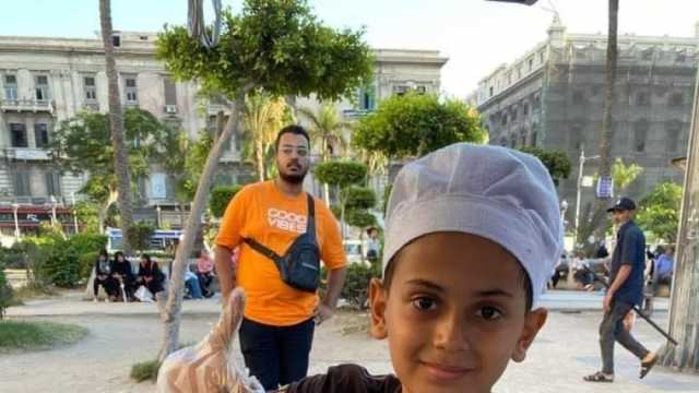 «اتعلم في مطبخ أمه».. أحلام الشيف الصغير محمد ملك الكبدة في شوارع بحري