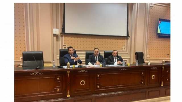 وزير الشباب والرياضة يناقش خطة تطوير المنشآت الشبابية والرياضية ومصنع النجيل الصناعي وشركة المدن