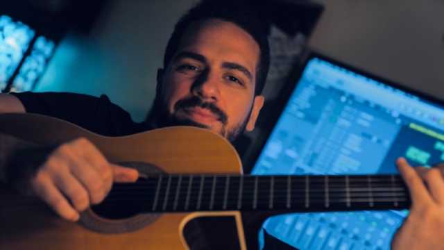 متعدد المواهب.. الوظيفة لم تُفسد أحلام «عاصم»: «مغني وملحن ومؤلف»