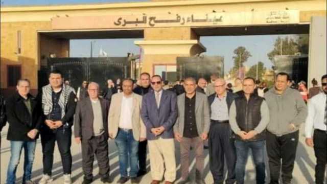 وفد نقابة المهندسين خلال تسليم شحنة إغاثة لأهالي غزة: المساعدات واجب إنساني