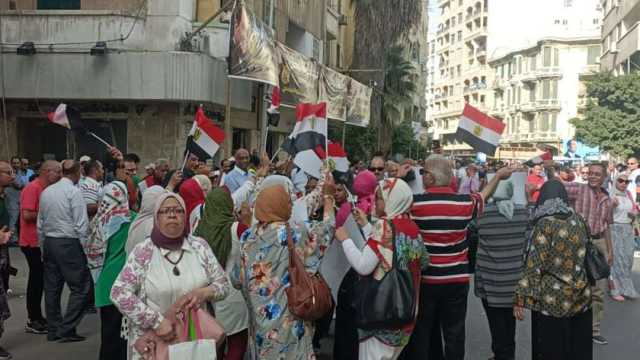 مسيرات دعم للرئيس السيسي في ميدان القائد إبراهيم بالإسكندرية.. «كمل المشوار»