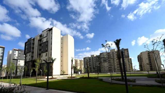 وزير الإسكان للعاملين بمنطقة الأبراج الشاطئية بالعلمين: «عاوز الموقع خلية نحل»