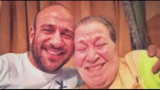 ماذا قال أحمد مكي عن والدته الراحلة؟.. رسالة في إحدى أغانيه
