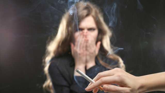 4 مكونات فعالة للتخلص من رائحة السجائر في المنزل.. احرصي على التهوية