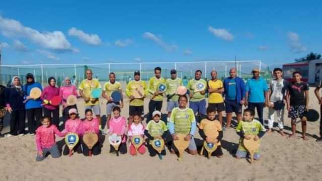 «شباب الإسكندرية» تنظم تدريبات رياضية لممارسة لعبة الراكيت على شاطئ الأنفوشي