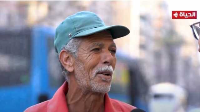 عمرو الليثي يفاجئ عامل نظافة بـ5 آلاف جنيه.. والأخير: «رزق أولادي»