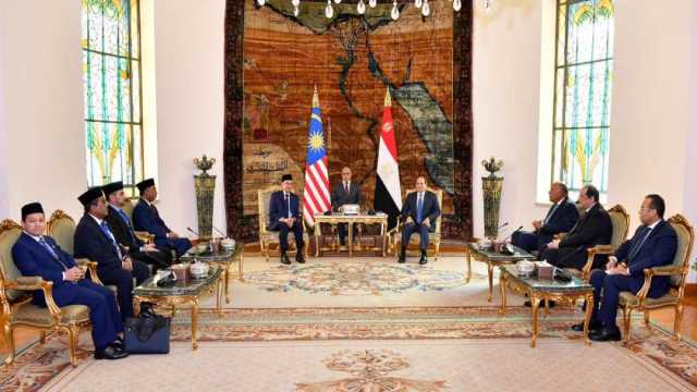 السيسي ورئيس وزراء ماليزيا يتفقان على التنسيق لوقف العدوان على قطاع غزة