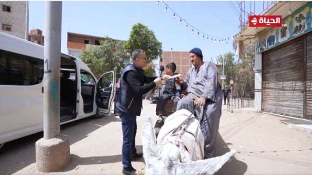 عمرو الليثي يهدي موظفا 3 آلاف جنيه.. والأخير: «هجيب لبس العيد لأولادي»