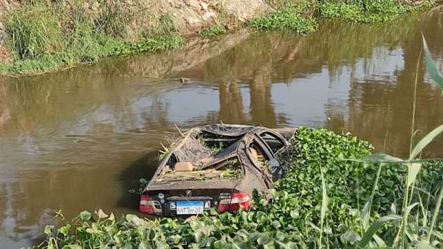 إصابة شخص في انقلاب سيارة داخل مصرف مائي بالغربية