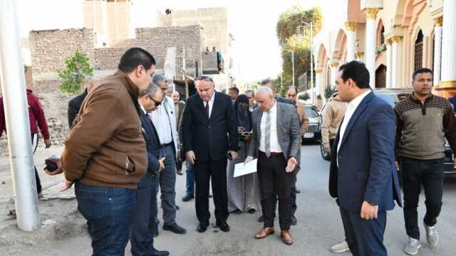 محافظ قنا يتابع إعادة شوارع المحافظة إلى حالتها الأولى بعد أعمال الحفر