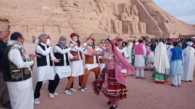 فرق مهرجان أسوان تحتفل بتعامد الشمس بمعبد أبو سمبل (صور)