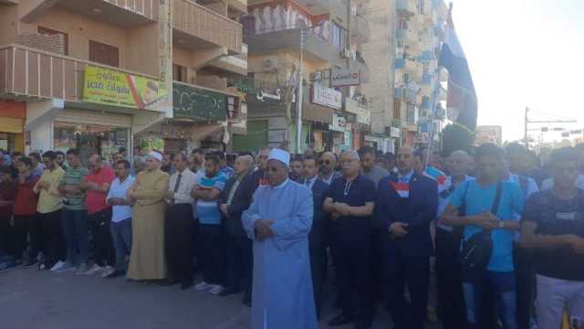 مئات المواطنين يؤدون صلاة الغائب في الوادي الجديد على أرواح شهداء فلسطين