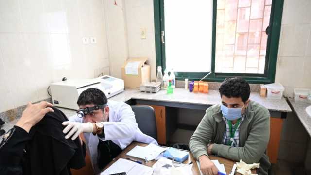 الكشف على 850 حالة ضمن قافلة طبية لجامعة الفيوم