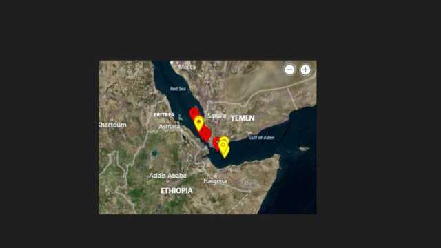البحرية البريطانية تنشر صورة لموقع سفينة استهدفها الحوثيون في باب المندب