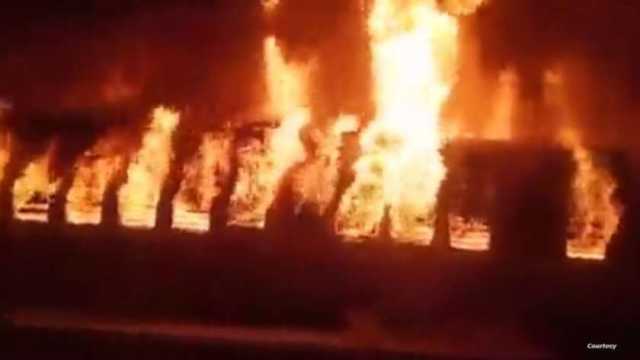 بسبب كوب شاي.. مقتل 9 أشخاص في الهند إثر اندلاع حريق في قطار (فيديو)