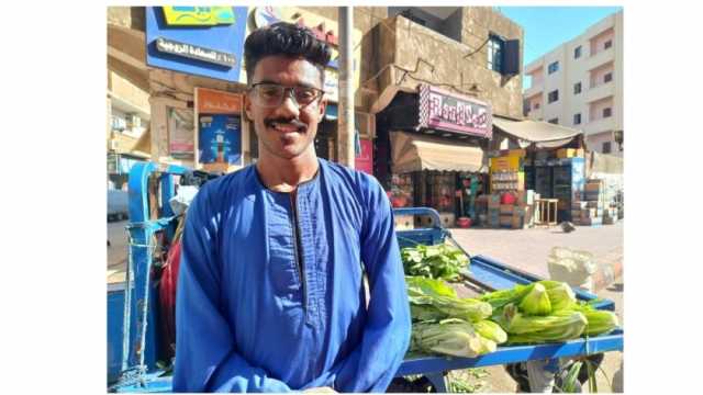 «محمد» يتغلب على الإعاقة بالعمل والدراسة والشعر والرياضة.. تفوق في كل شيء