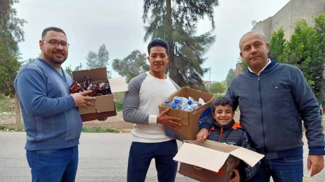 وجبات وعصائر للإفطار على الطريق في كفر الشيخ.. قلوب تتسابق لفعل الخير